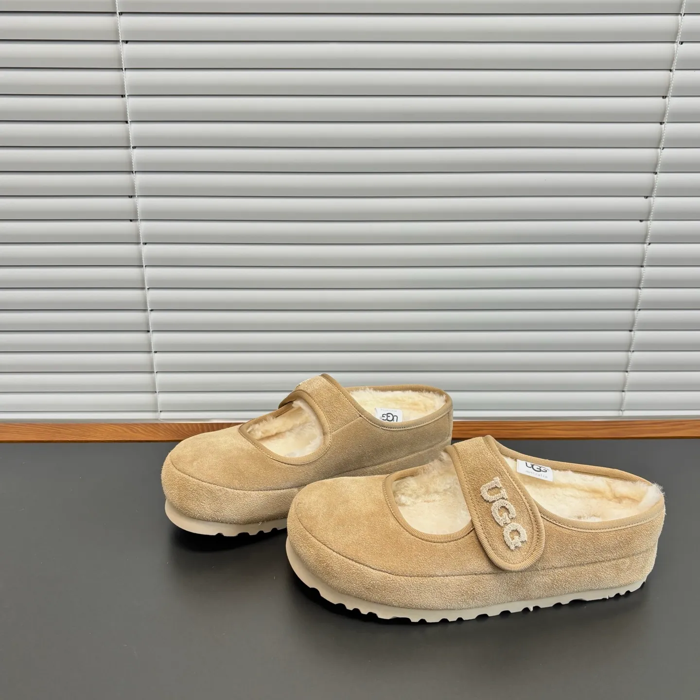 💰460Ugg toothbrush embroidered wool Mary Jane version 2.0 is back. It has a soft and waxy winter feel. It is the right choice. Customized cow suede with Australian merino wool. The built-in water table is invisible and increases the height by 4 cm. The texture is great. It is easy to put on and take off. Size: 35 - 40